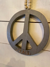 Lade das Bild in den Galerie-Viewer, Peace Zeichen aus Holz mit Holzkugelkette
